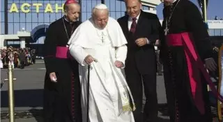 Казахстанские танцовщицы не по протоколу поцеловали Папу Римского