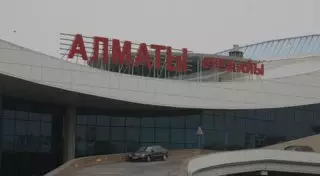 Полиция расследует инцидент в аэропорту Алматы, где мужчина повалил на пол пограничника