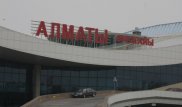 Полиция расследует инцидент в аэропорту Алматы, где мужчина повалил на пол пограничника