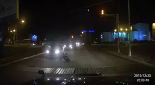 Неадекватного пешехода сняли на видео в Актау