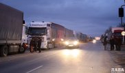 Турецкие водители из-за задержки паромов ночуют в грузовиках возле порта Актау