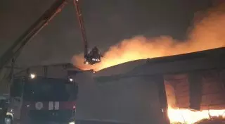 В Астане потушили крупный пожар на складе