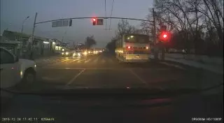 Автобус проехал на красный свет в Алматы - видео