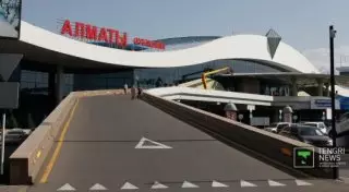 Стали известны подробности инцидента в аэропорту Алматы, когда мужчина повалил на пол пограничника