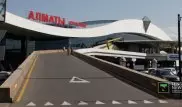 Стали известны подробности инцидента в аэропорту Алматы, когда мужчина повалил на пол пограничника