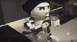 Видео с роботом-собутыльником набрало миллион просмотров в Facebook