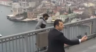 Президент Турции предотвратил самоубийство на мосту в Стамбуле