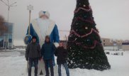 Житель Караганды продал машину, чтобы подарить четырехметрового Деда Мороза городу