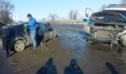 Mercedes врезался в полицейский мини-фургон на трассе Алматы - Ташкент