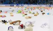 Болельщики усыпали лед мишками после матча "Барыс" - ЦСКА  в Астане