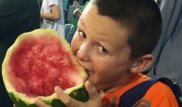 Съевший целый арбуз мальчик стал звездой Интернета