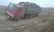 15 грузовых авто застряли в грязи на трассе в Карагандинской области