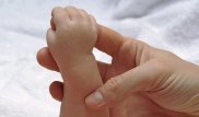 Оставленную в мусорном баке в Астане новорожденную удочерили