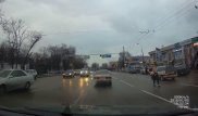 Женщина устроила стриптиз на дороге в Алматы