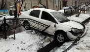 Совершивший ДТП водитель Mercedes скрылся с места происшествия в Алматы - очевидец