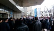 Банки прокомментировали швыряние ипотечниками "последней одежды" в Алматы
