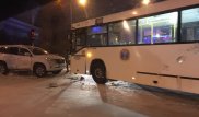 В центре Астаны внедорожник столкнулся с пассажирским автобусом
