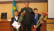 Атырауских школьников наградили за спасение тонущей женщины