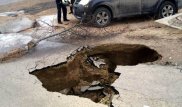 Часть дороги обвалилась под автомобилем в Актау