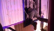 В Мангистау хозяин дома обнаружил застрявшего в форточке вора