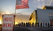 Клинтон и Сандерс идут вровень на первичных выборах в Айове