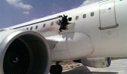 Видео: Полет самолета с дырой в фюзеляже после взрыва в Сомали