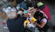 Супермаркетам во Франции официально запретили выбрасывать еду