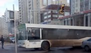 Автобус выехал на тротуар из-за неработающего светофора в Астане