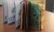 Тенге ослаб по отношению к доллару на фоне падения цен на нефть