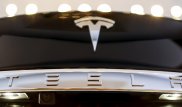 Tesla научили самостоятельно выезжать из гаража с помощью "умных" часов