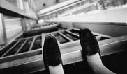 Парень и девушка, держась за руки, спрыгнули с 9-го этажа дома в Павлодаре