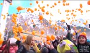 5 тысяч шаров запустили в небо влюбленные пары после массового катания на "Медеу"