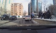 Очевидец заснял драку возле "Достык Плаза" в Алматы