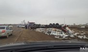 В пригороде Актау перевернулась фура с полуприцепом
