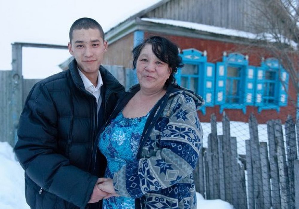 Марат Бучиев со своей мамой. Фото с сайта kstnews.kz