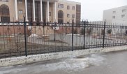 Житель Атырау, судившийся с родителями из-за дома, поджег себя перед зданием суда