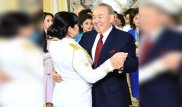Поцелуи придумали, чтобы заставить женщин помолчать - пошутил Назарбаев