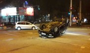 В центре Алматы опрокинулся на крышу внедорожник Toyota Land Cruiser