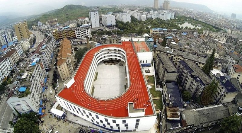200-метровая беговая дорожка на крыше школы в Китае. © novate.ru