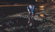 Фотографы превратили ямы на дорогах в поле боя для солдатиков