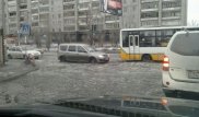 В Семее из-за потопа авто ломаются прямо на дороге