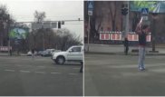 В Алматы парень регулировал движение на перекрестке