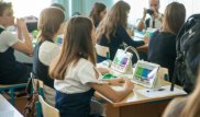 Всем школьникам Кыргызстана выдадут планшеты