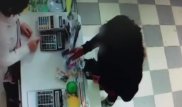 Мошенницу, обманывавшую продавцов с помощью крупной купюры, сняли на видео в Алматы