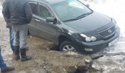 В Зыряновске автомобиль частично ушел под асфальт