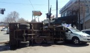 Грузовик перевернулся после столкновения с такси в Алматы