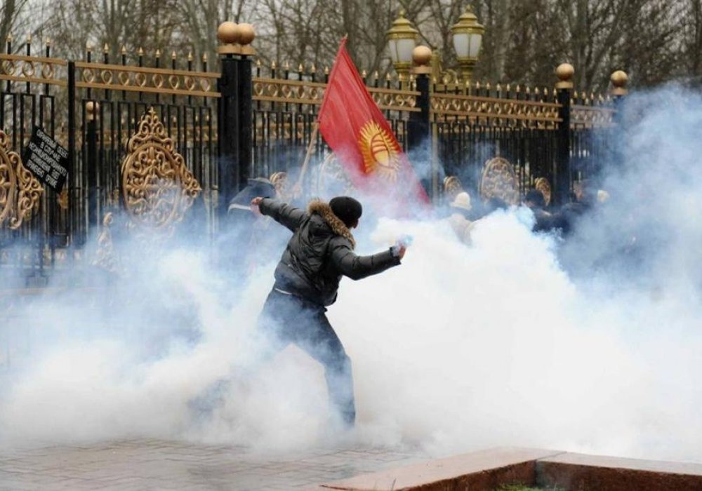 Переворот в 2010 году. Фото photo-finish.ru