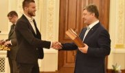 Порошенко наградил футболистов сборной Украины огнестрельным оружием