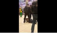 Посетители ТРЦ в Алматы сняли на видео задержание предполагаемого вора