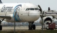 На борту угнанного самолета Egypt Air остаются восемь человек - авиакомпания